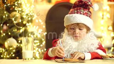 小圣诞老人抱着巧克力饼干的肖像。 圣诞老人-长胡子的有趣的孩子。 家里的圣诞老人。 圣诞节